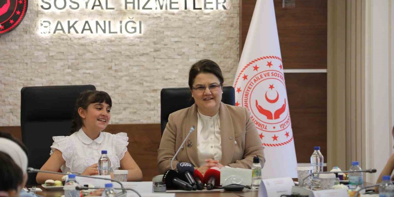 Bakan Yanık, koltuğunu 10 yaşındaki Havva Nil’e devretti