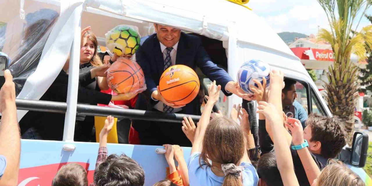 Kaş Belediyesinden çocuklara 23 Nisan hediyesi