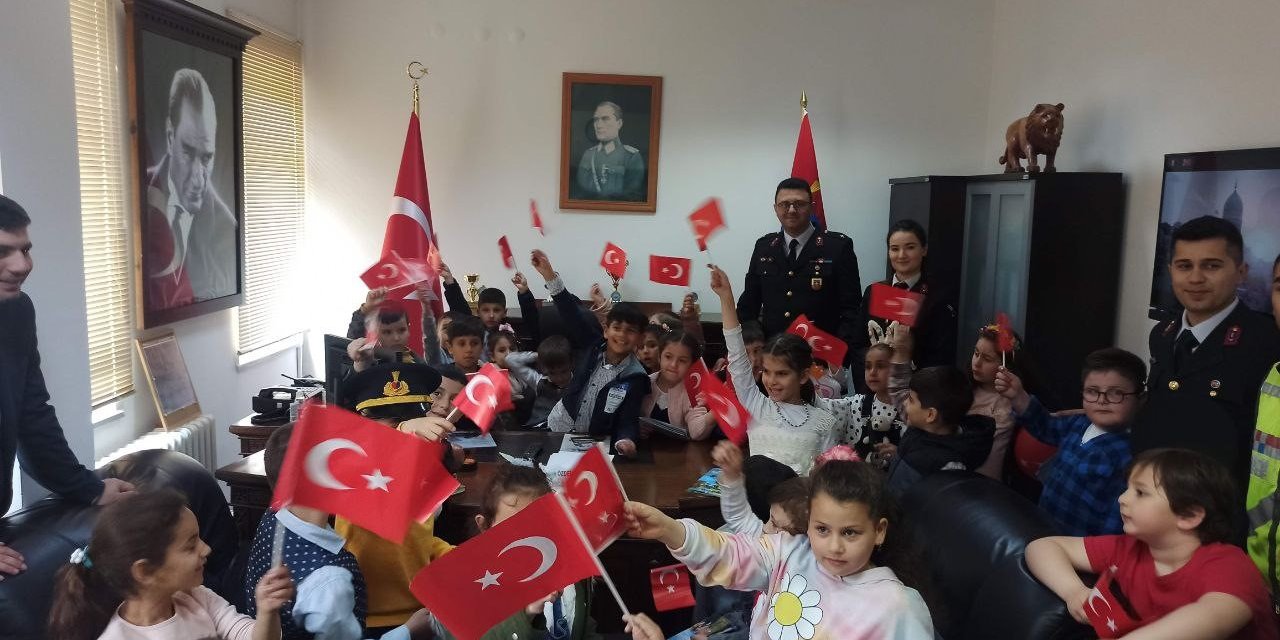 Çocuklar 23 Nisan’da jandarmayı tanıdı