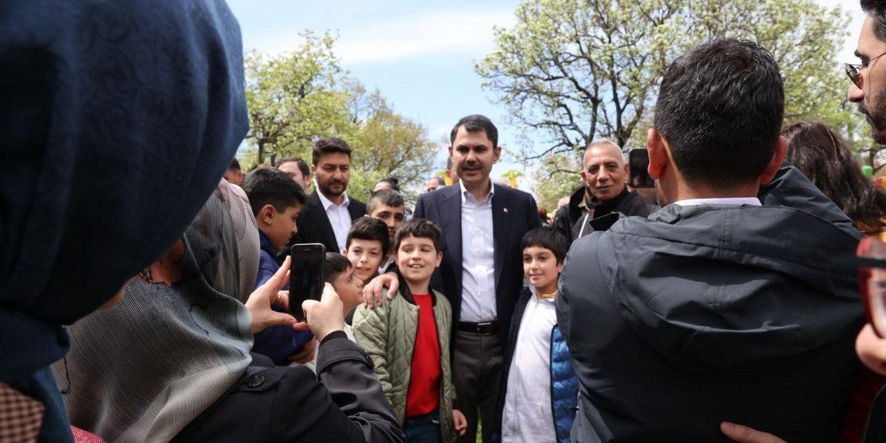 Bakan Murat Kurum, "Tüm gençlerimize birlikte, Türkiye Yüzyılı’nı armağan edeceğiz ve ülkemizin nice egemenlik bayramlarını işte burada olduğu gibi büyük bir coşku içerisinde, büyük bir mutluluk içerisinde hep birlikte 