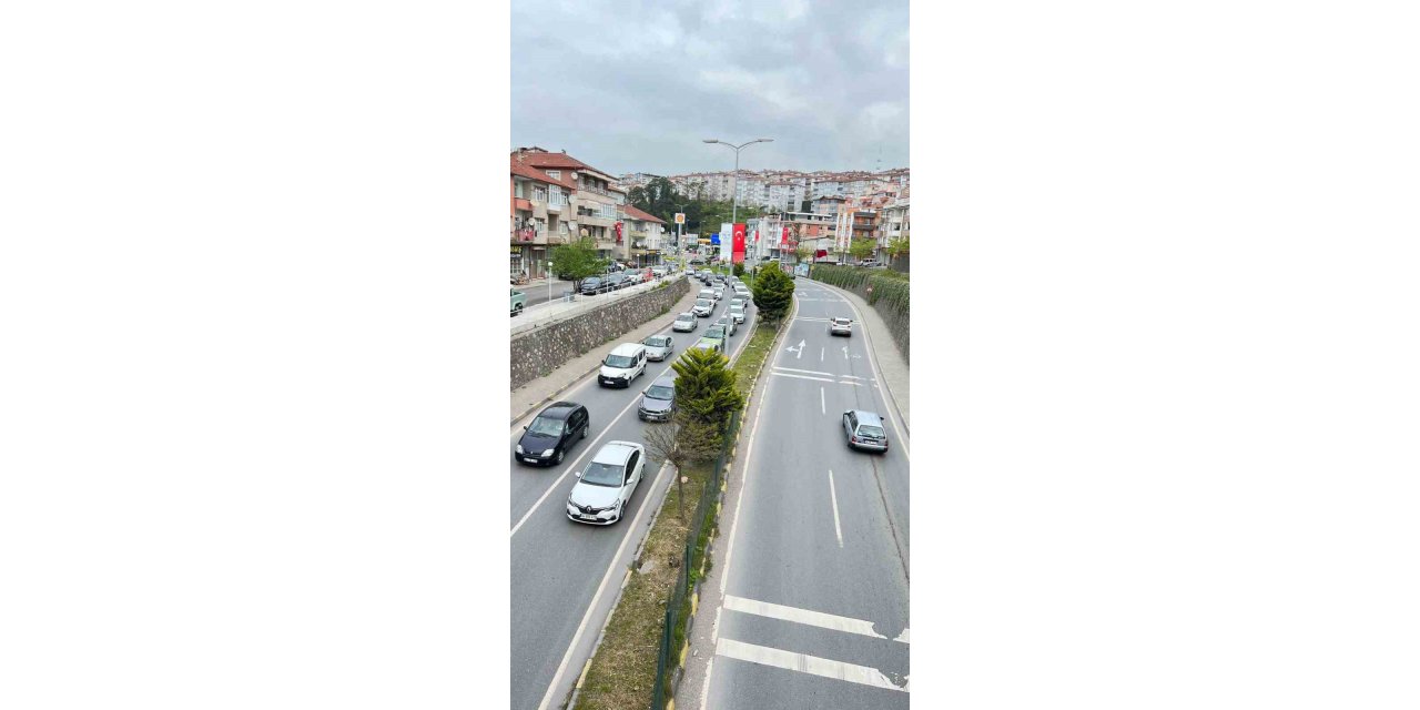 Düzce- Zonguldak yolunda bayram nedeniyle trafik yoğunluğu yaşanıyor