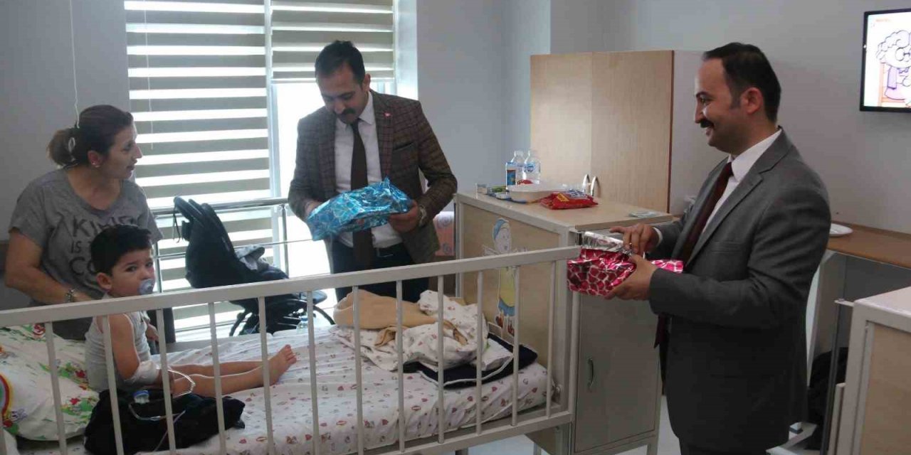 MHP Sivas milletvekili adayı İpek, hastanelerdeki çocukları unutmadı