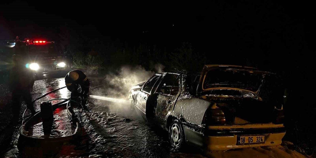 Seyir halindeyken alevlere teslim olan otomobil küle döndü