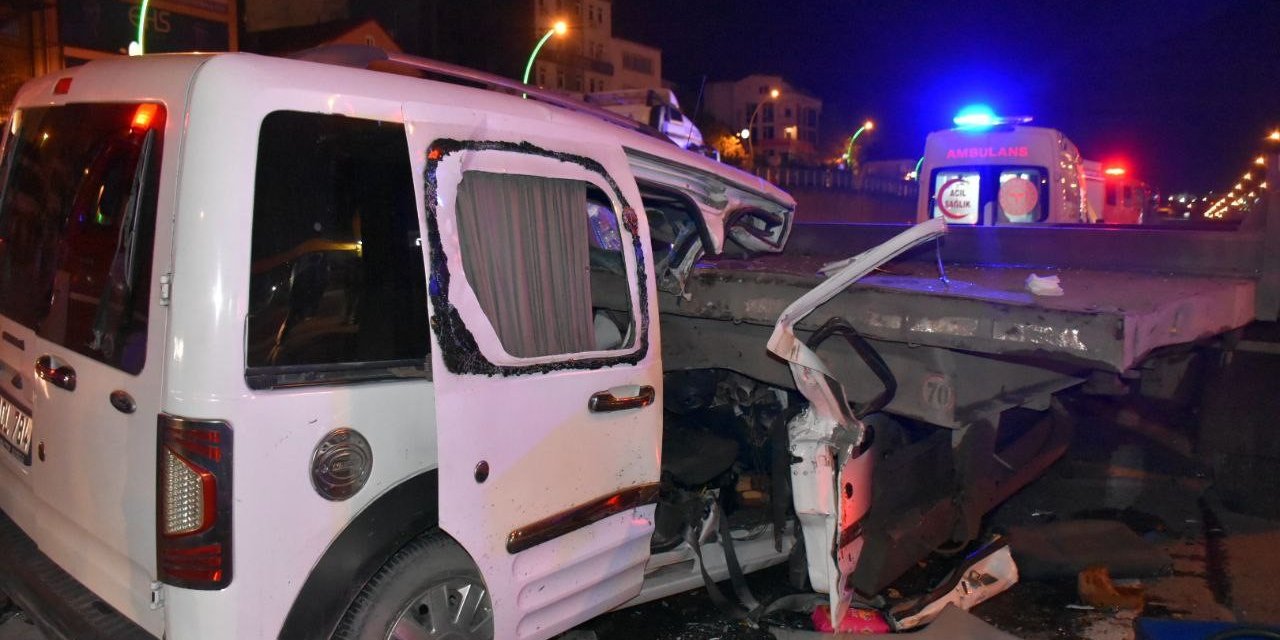 Benzin istasyonuna girmek için yavaşlayan tıra hafif ticari araç çarptı: 2’si ağır 4 yaralı