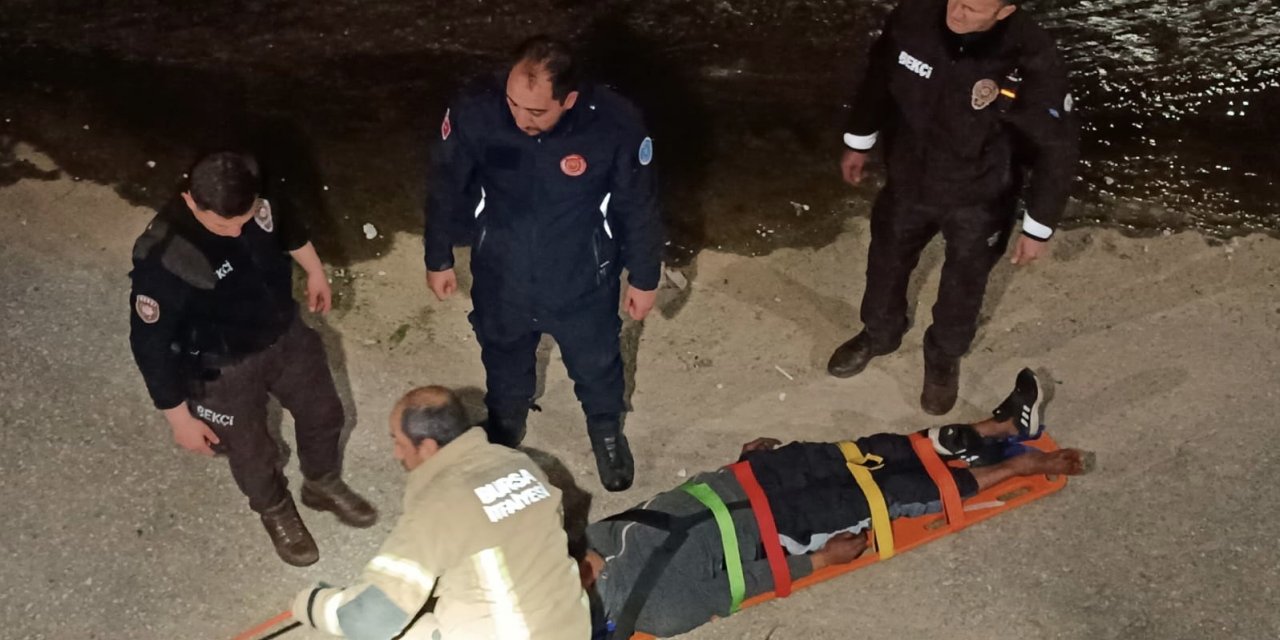 Bursa’da hırsızlık suçundan aranan şahıs, bekçilerden kaçarken dereye atladı