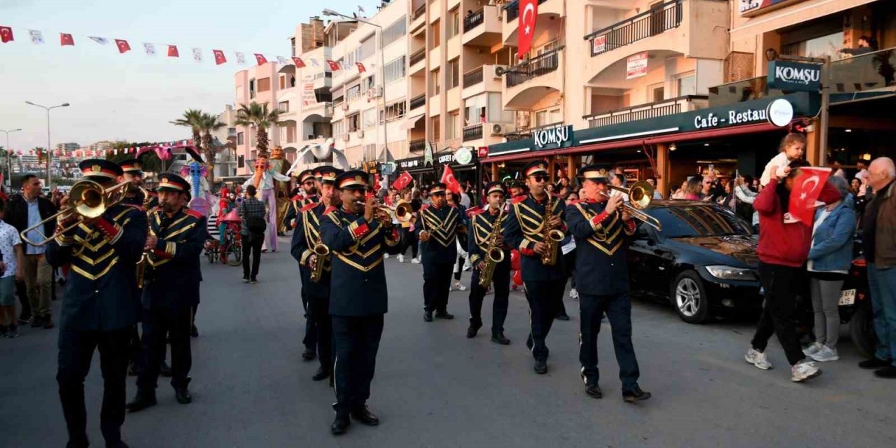 Kuşadası’nda 23 Nisan korteji renkli görüntülere sahne oldu