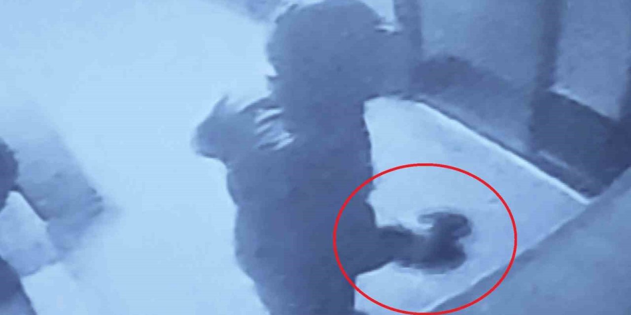 Namaz vakti camiye giren hırsız cemaatin ayakkabı ve şemsiyelerini böyle çaldı