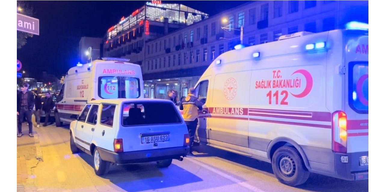 Bursa’da yolun karşısına geçen aileye otomobilin çarptığı anlar kamerada