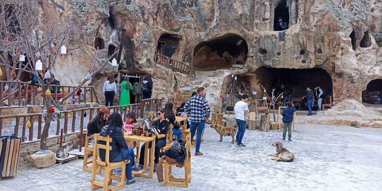 Depremzede Çocuklarla Frig Vadisi gezdi