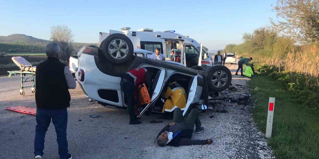 Kamyonet ile otomobil çarpıştı: 7 yaralı