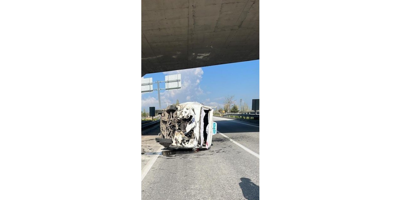 Devrilen minibüste 4 kişi yaralandı