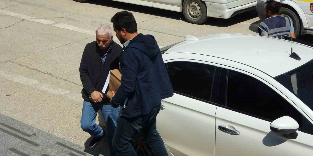 Eşini ve yanındaki akrabasını ayaklarından vuran koca adliyeye sevk edildi