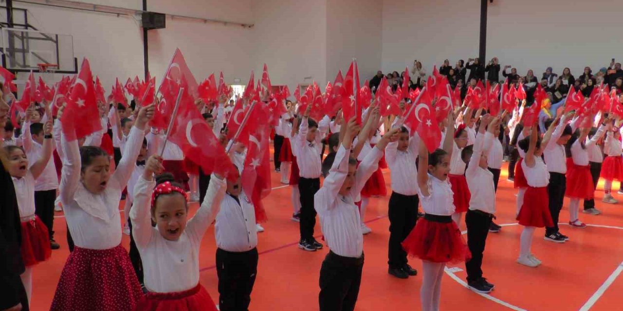 Minikler 23 Nisan’da depremzedeleri andı