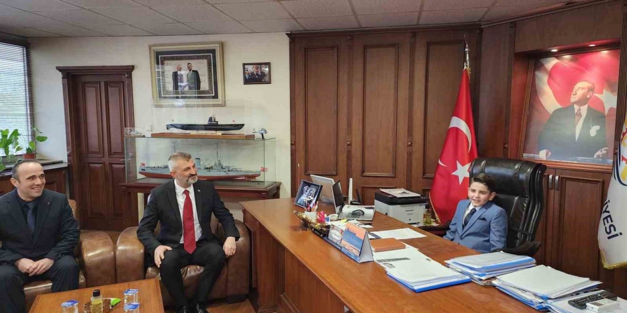 Başkan Sezer, koltuğunu Melih’e devretti