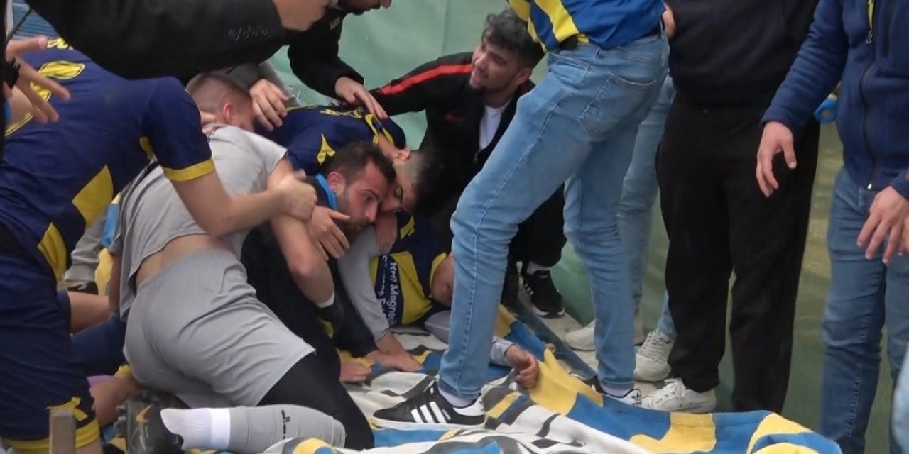 Gol sonrası güvenlik bariyerlerini devrilmesi sonucu futbolcu ve taraftarlar ölümden döndü