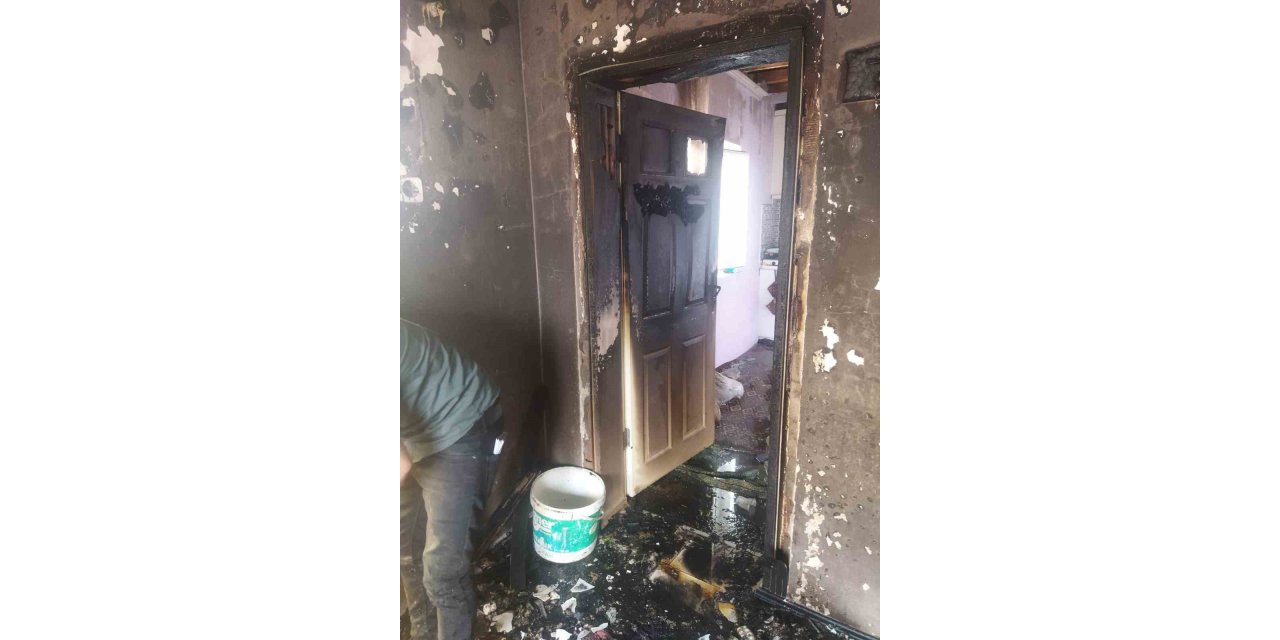 Ahşap ev çıkan yangında kullanılamaz hale geldi