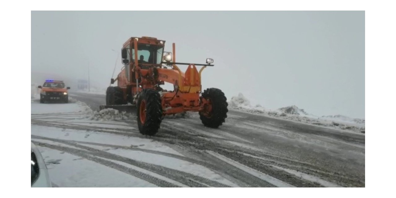 3 bin rakımlı Karabet Geçidi’nde kar etkili oluyor