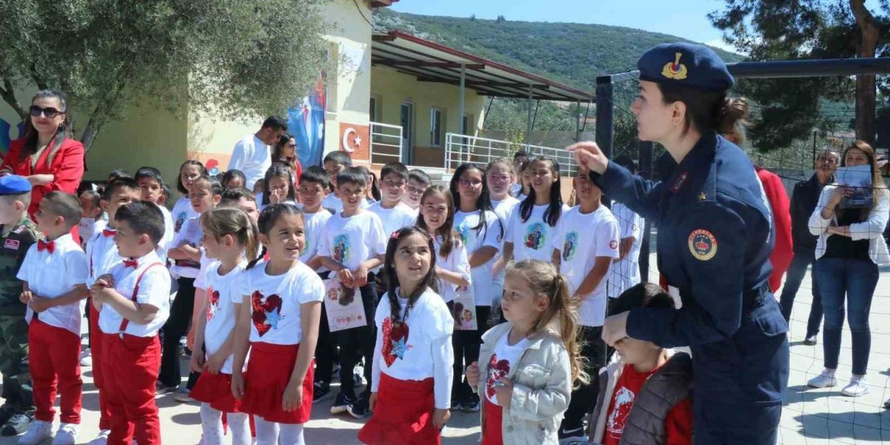 Muğla’da jandarma ekiplerinden öğrencilere trafik eğitimi