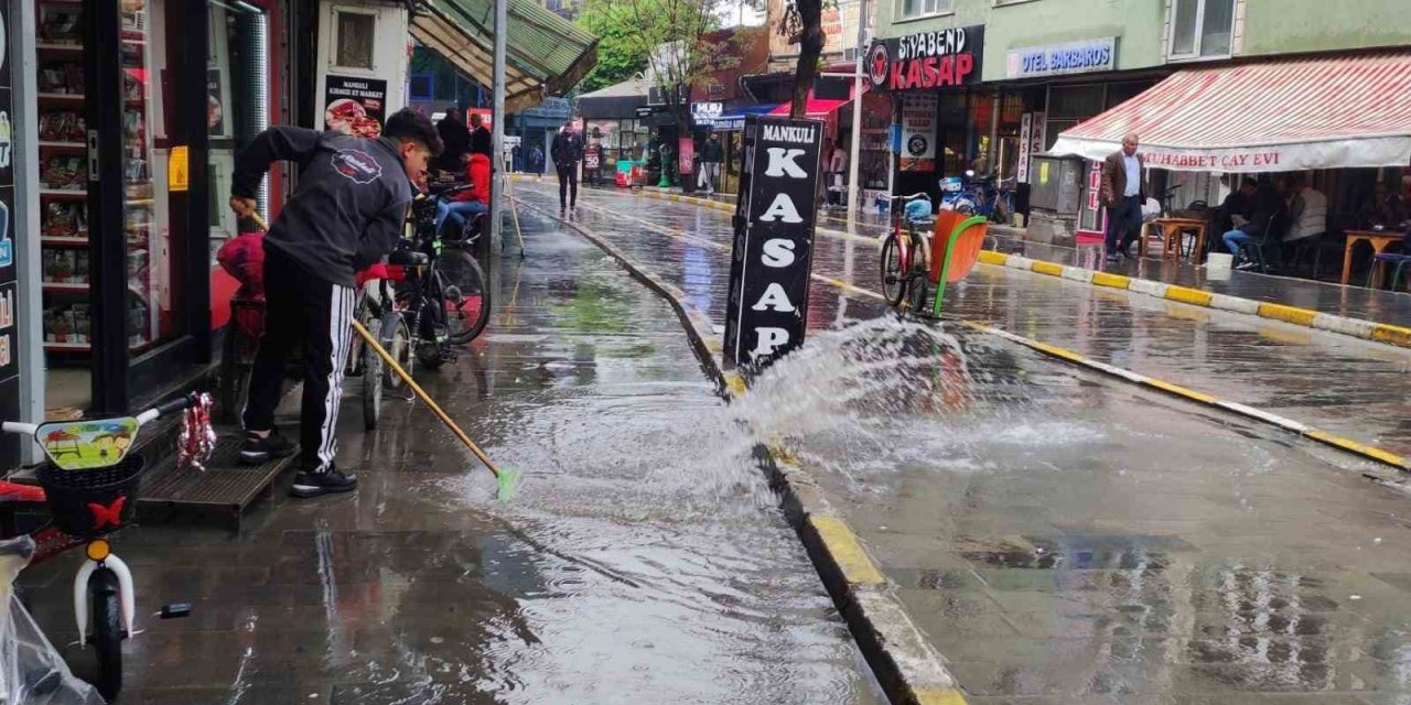 Iğdır’da vatandaşlar yağmura hazırlıksız yakalandı