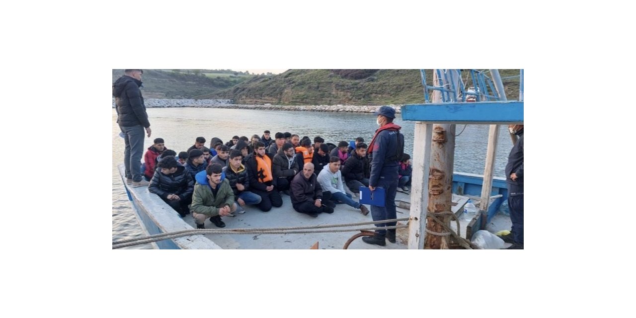 Ezine açıklarında 81 kaçak göçmen ile 3 göçmen kaçakçılığı şüphelisi yakalandı