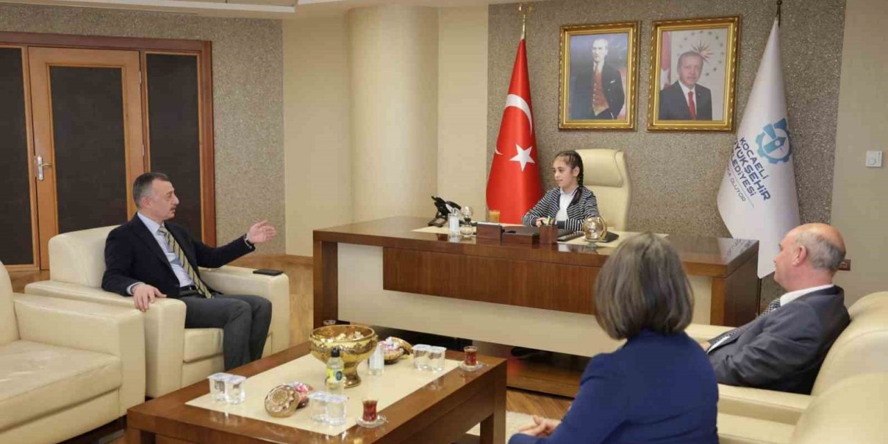 Başkan Büyükakın makamını Azranur’a bıraktı