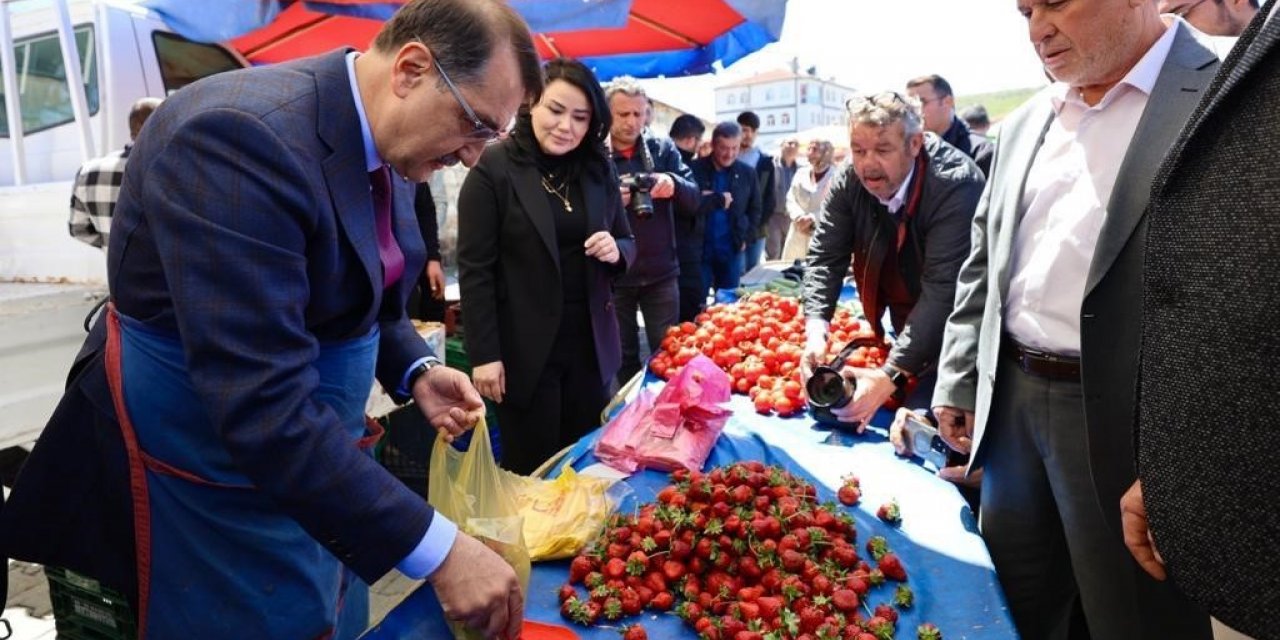 Bakan Dönmez pazarcı önlüğünü giydi, çilek tezgâhının başına geçti