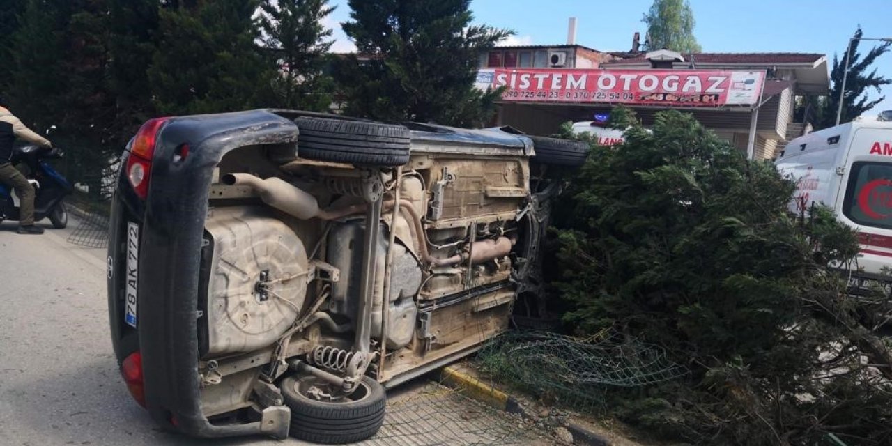 Refüjdeki ağaca çarpan otomobil devrildi: 2 yaralı
