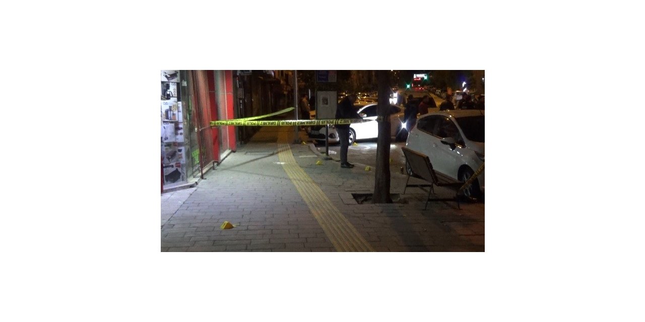Cadde üzerinde bıçaklı, silahlı saldırıya uğrayan şahıs hayatını kaybetti