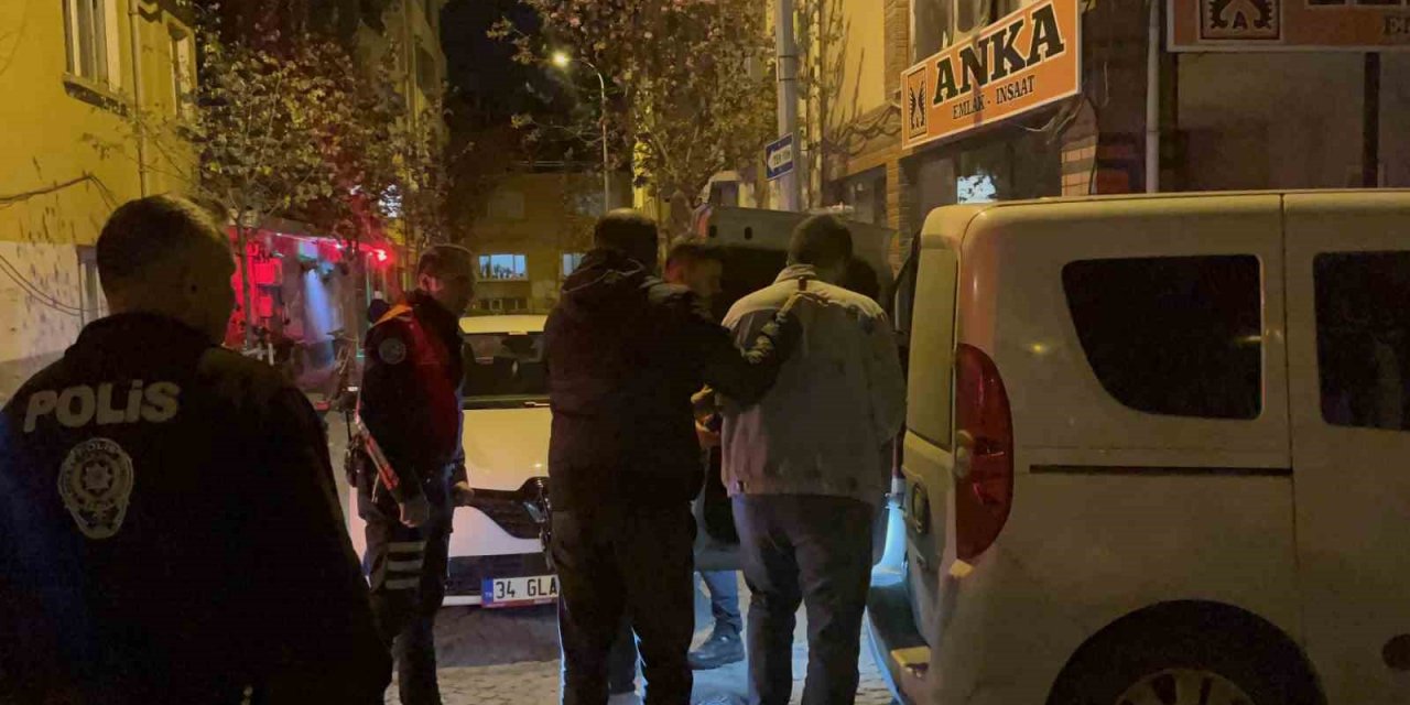 Cadde ortasında bıçaklı saldırıda Irak uyruklu 1 kişi yaralandı