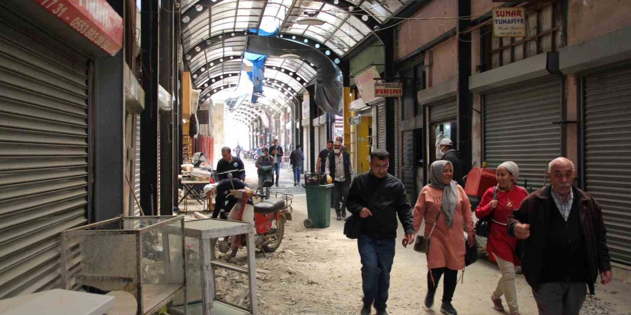 Tarihi Uzun Çarşı’da esnaf yaralarını sarıyor