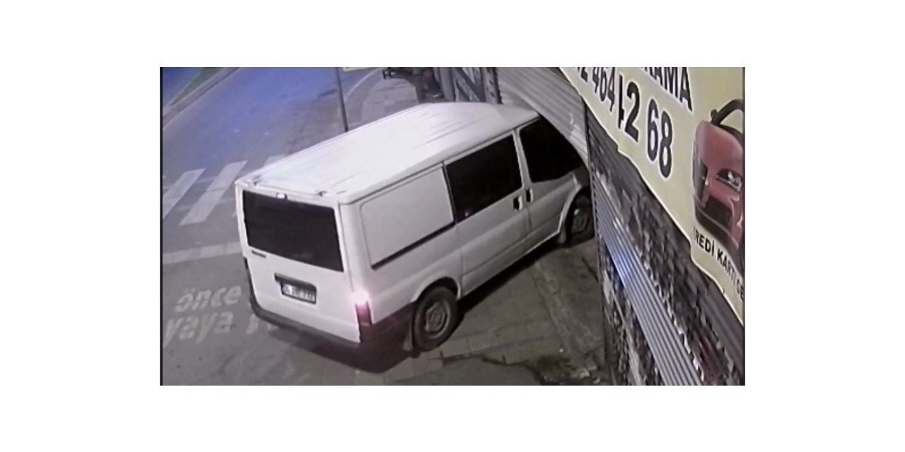 İstanbul’da film gibi soygun kamerada: Hurdacıyı kepengini minibüsle kırıp soydular