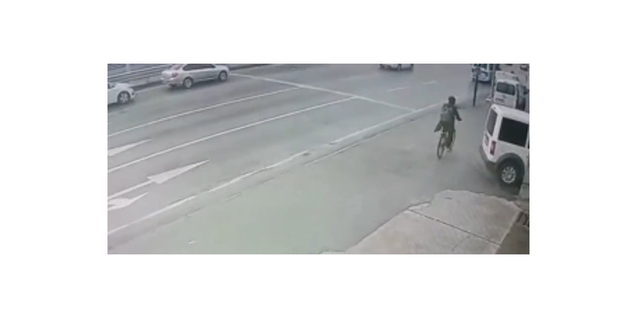 Bursa’da yolun karşısına geçen bisikletli adama otomobil böyle çarptı