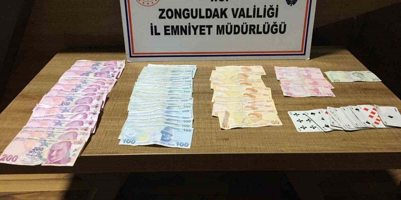 Kıraathanede kumar oynarken yakalandılar