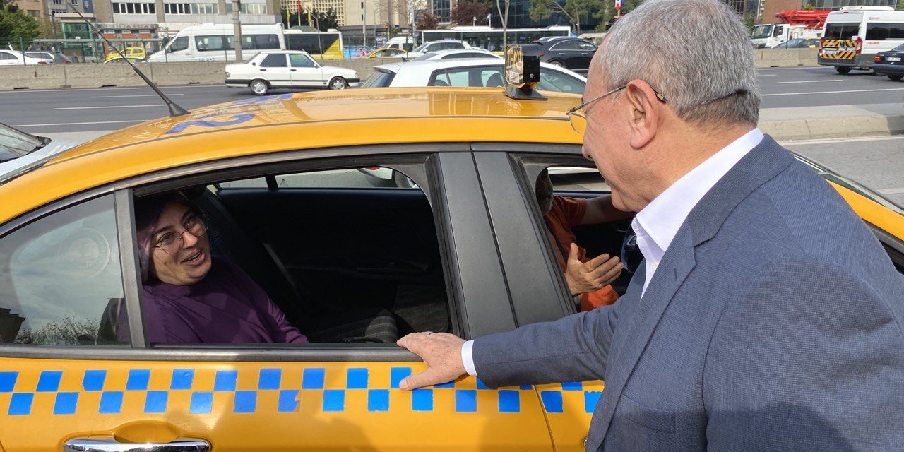 Milletvekili adayları sabah işe giden vatandaşlara kahvaltı ikramında bulundu