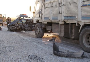 Kamyon, otomobili biçti: 2 ölü, 2 yaralı