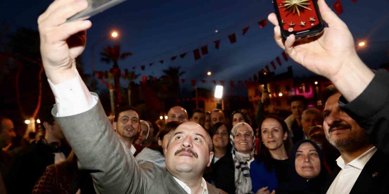 Bakan Varank Togg için çekiliş yaptı, kazanan gençler yerli otomobil ile Mudanya turu attı
