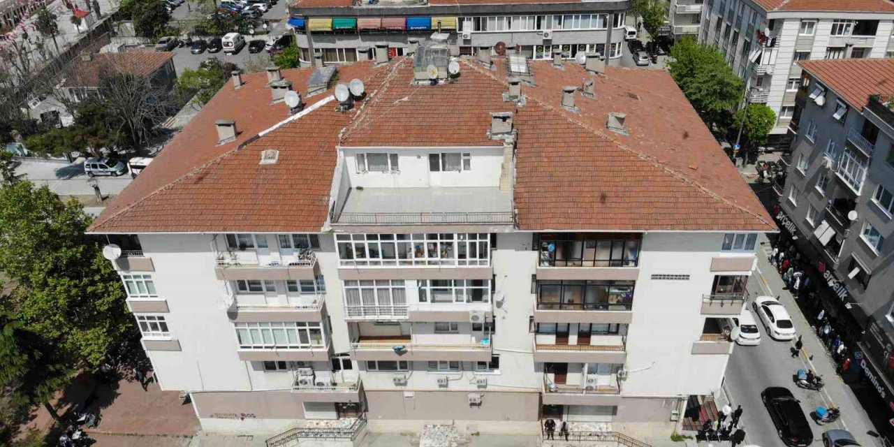 Avcılar’da beton parçasının düştüğü bina tahliye edilerek mühürlendi