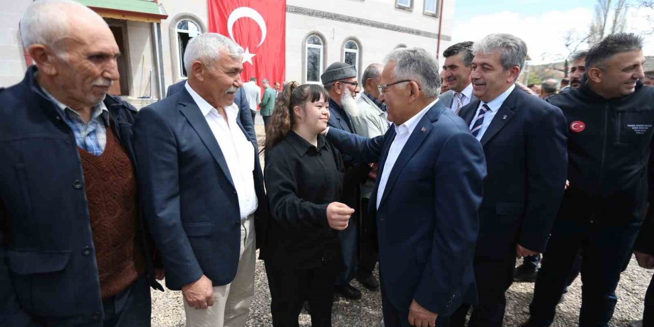 Başkan Büyükkılıç Sarıoğlan’da konuştu: "Sizlerin hizmetkarıyız"