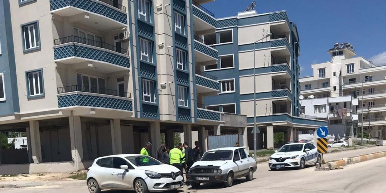 İki otomobil çarpıştı: 1 yaralı