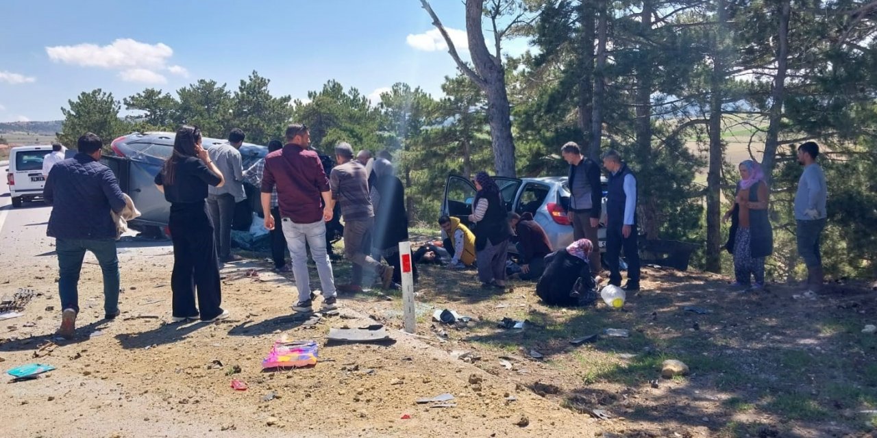 Otomobil yol kenarında duran otomobile çarptı: 2’si ağır, 6 yaralı