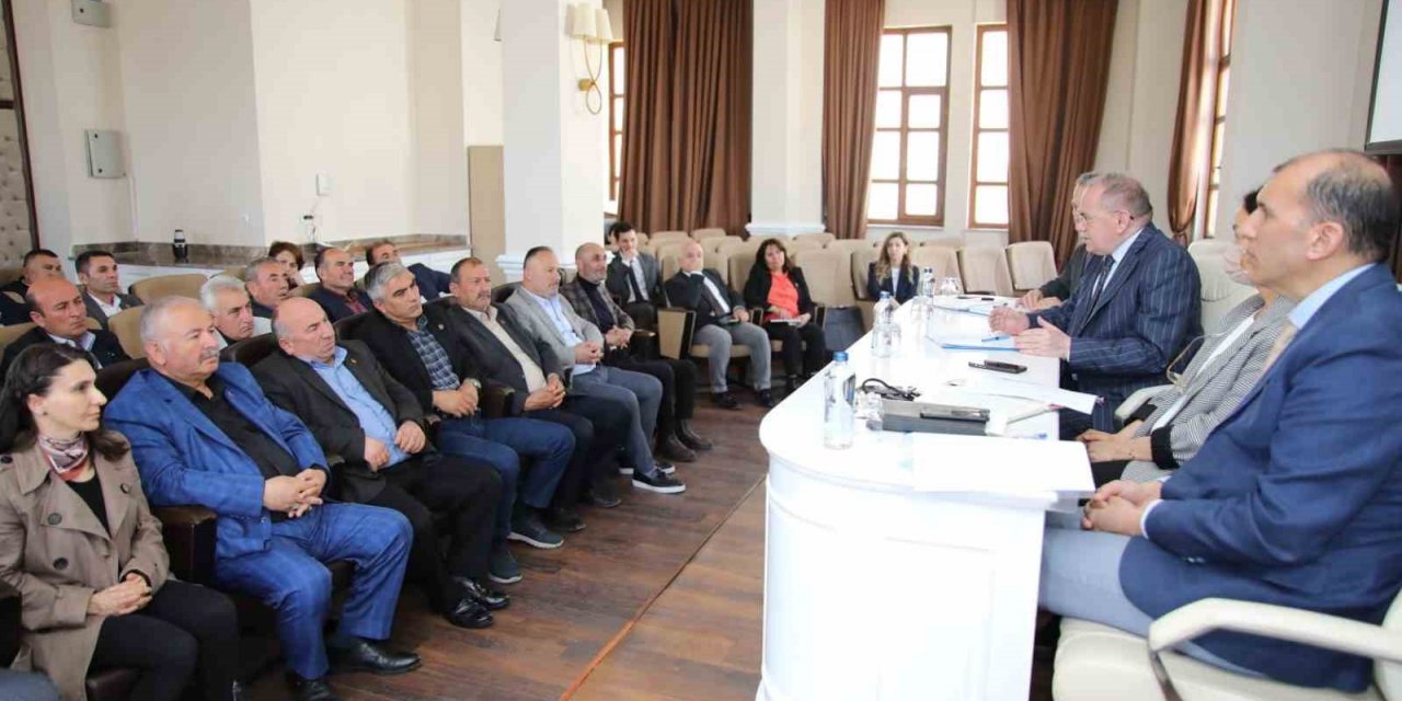 Başkan Demir’den muhtarlara: “Biz sizin için varız”
