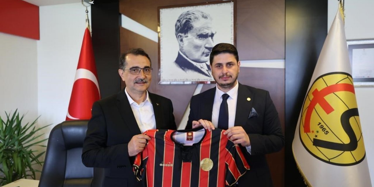 Bakan Dönmez Eskişehirspor’u ziyaret etti