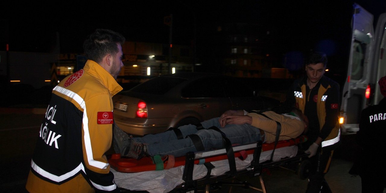 Otomobiller kavşakta çarpıştı: 3 yaralı