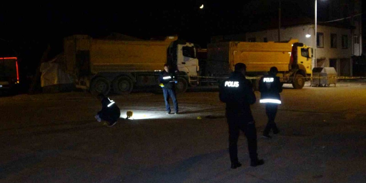 Evinin önünde silahlı saldırıya uğradı