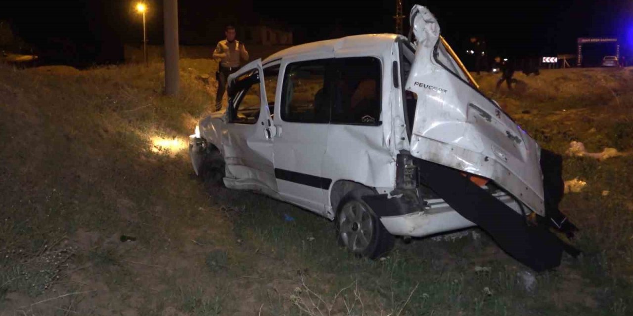 Takla atan hafif ticari araç hurdaya döndü: 2 ağır yaralı