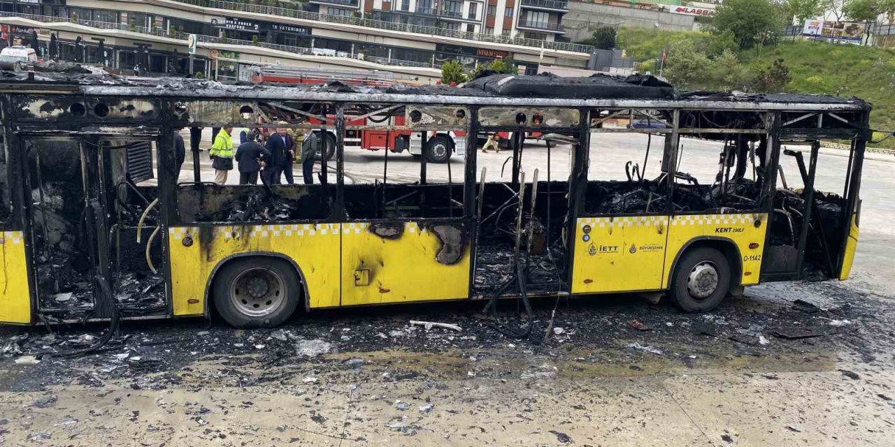 Kartal’da park halindeki İETT otobüsü alev alev yandı