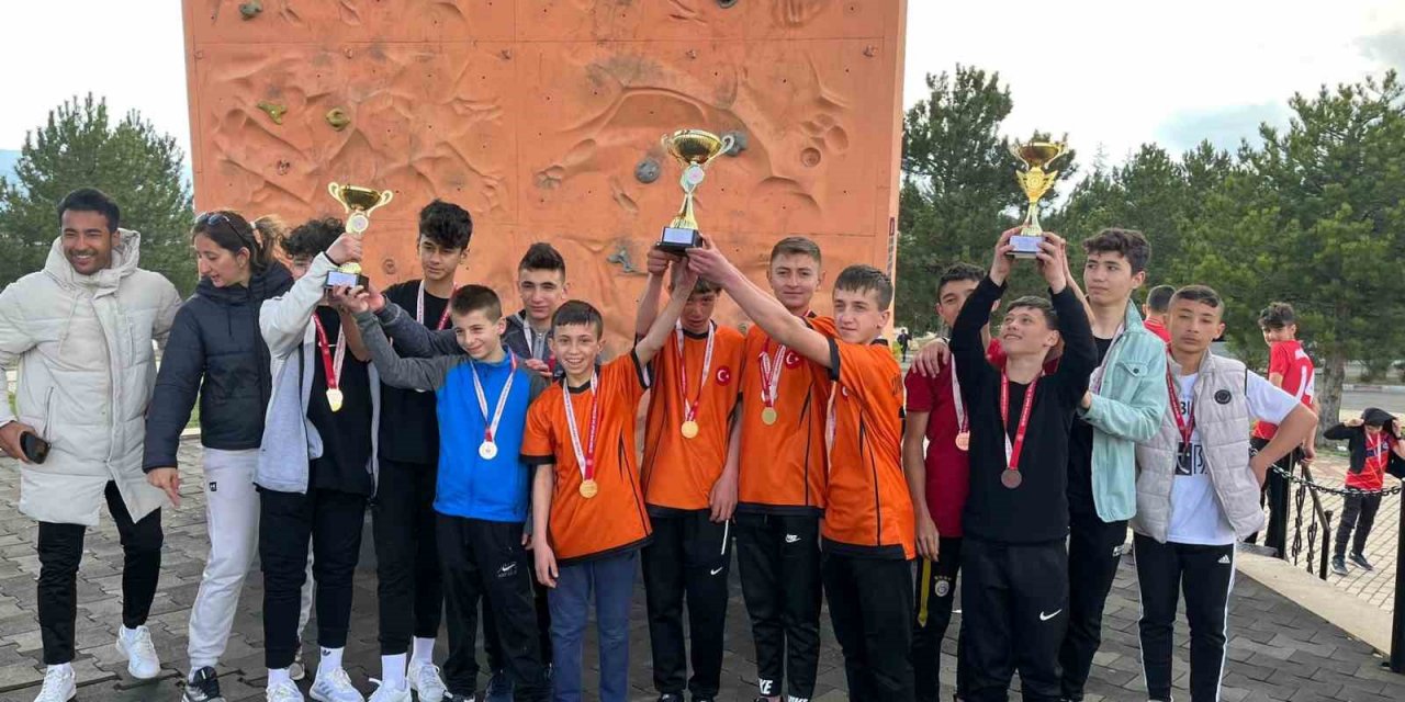 Köprüören Tek Termik Ortaokulu “Spor Tırmanışı" dalında 5 kupa, 20 madalya kazandı