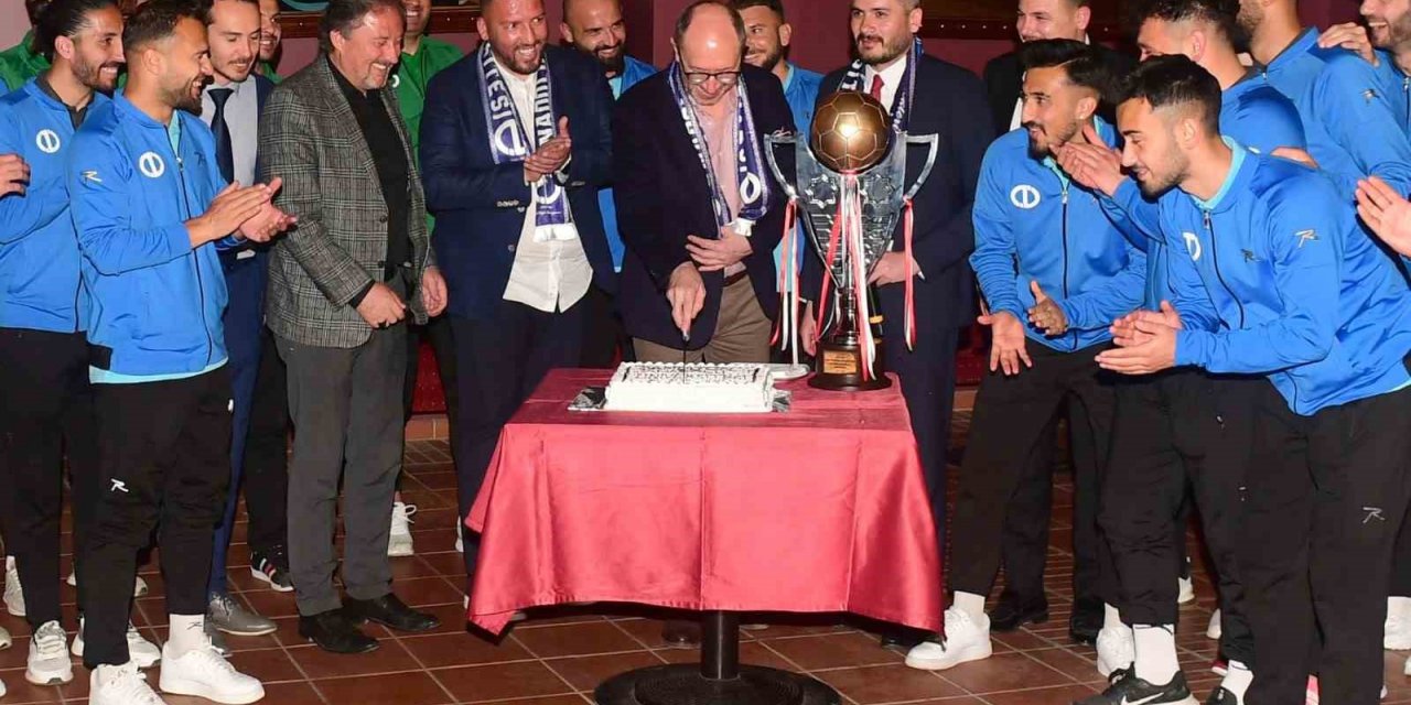 Anadolu Üniversitesi şampiyonluk pastasını kesti