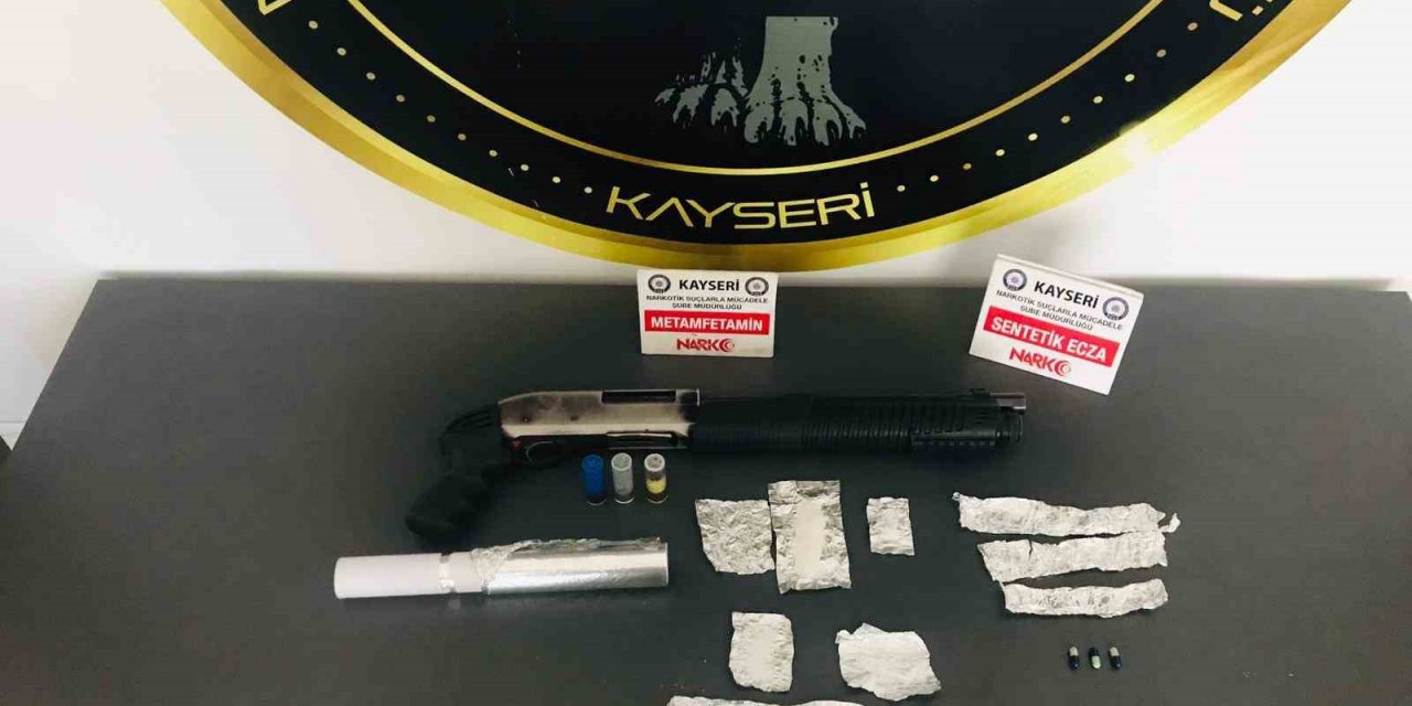 Zehir tacirleri polisten kaçamadı