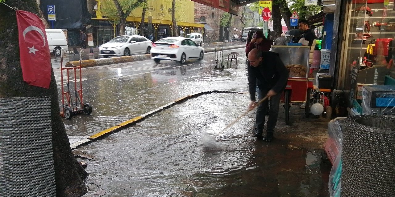 Beyoğlu’nda esnafın yağmurla imtihanı